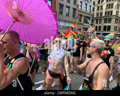 Un groupe heureux de marcheurs célèbrent la communauté LBGT alors que le défilé de la gay Pride se fraie un chemin dans les rues de New York Banque D'Images