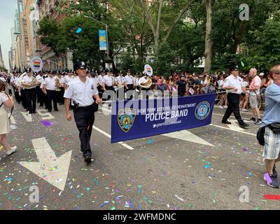 Le NYPD montre leur soutien à la communauté LBGT avec leur orchestre participant à la gay Pride Parade Banque D'Images