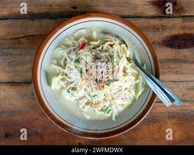 Bakmi Godhog, cuisine traditionnelle indonésienne de rue, nouilles bouillies cuites avec des épices typiques de la cuisine javanaise. Banque D'Images