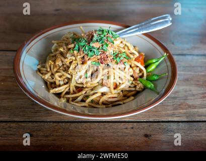 Bakmi Goreng, cuisine traditionnelle indonésienne de rue, nouilles frites cuites avec des épices typiques de la cuisine javanaise. Banque D'Images