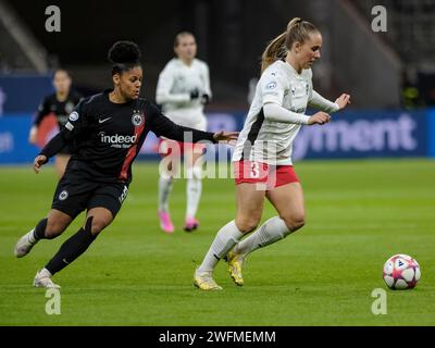 Francfort, Deutschland. 31 janvier 2024. Shekiera Martinez (Eintracht Frankfurt, #09) im Zweikampf mit Guorun Arnardottir (FC Rosengard, #03), GER, Eintracht Frankfurt vs. FC Rosengard, Fussball, UEFA Womens Champions League, Gruppenphase, 6. Spieltag, saison 2023/2024, 31.01.2024. Photo : Eibner-Pressefoto/Florian Wiegand crédit : dpa/Alamy Live News Banque D'Images