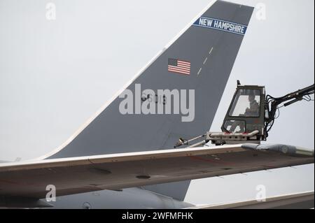 Le sergent-maître Michael McCrady, chef d'équipe du 157th Maintenance Group, déloge un KC-46 Pegasus le 31 janvier 2024 à la base de la Garde nationale aérienne de Pease, au New Hampshire. Le processus empêche l'accumulation de glace et de neige, qui peut perturber le flux d'air et nuire à un décollage sécuritaire. (Photo de la Garde nationale de l'Air des États-Unis par Tech. Sergent Victoria Nelson) Banque D'Images