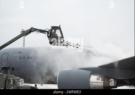 Le sergent-maître Michael McCrady, chef d'équipe du 157th Maintenance Group, déloge un KC-46 Pegasus le 31 janvier 2024 à la base de la Garde nationale aérienne de Pease, au New Hampshire. Le processus empêche l'accumulation de glace et de neige, qui peut perturber le flux d'air et nuire à un décollage sécuritaire. (Photo de la Garde nationale de l'Air des États-Unis par Tech. Sergent Victoria Nelson) Banque D'Images