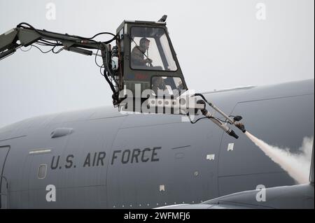 Le sergent-maître Michael McCrady, chef d'équipe du 157th Maintenance Group, déloge un KC-46 Pegasus le 31 janvier 2024 à la base de la Garde nationale aérienne de Pease, au New Hampshire. Le processus empêche l'accumulation de glace et de neige, qui peut perturber le flux d'air et nuire à un décollage sécuritaire. (Photo de la Garde nationale de l'Air des États-Unis par Tech. Sergent Victoria Nelson) Banque D'Images