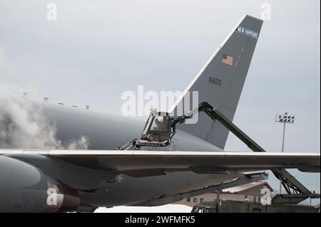 Le sergent-maître Michael McCrady, chef d'équipe du 157th Maintenance Group, déloge un KC-46 Pegasus le 31 janvier 2024 à la base de la Garde nationale aérienne de Pease, au New Hampshire. Le processus empêche l'accumulation de glace et de neige, qui peut perturber le flux d'air et nuire à un décollage sécuritaire. (Photo de la Garde nationale de l'Air des États-Unis par Tech. Sergent Victoria Nelson) Banque D'Images