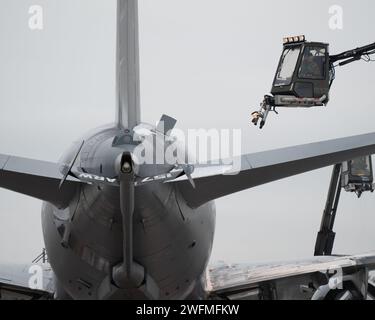 Le sergent-maître Michael McCrady, chef d'équipe du 157th Maintenance Group, déloge un KC-46 Pegasus le 31 janvier 2024 à la base de la Garde nationale aérienne de Pease, au New Hampshire. Le processus empêche l'accumulation de glace et de neige, qui peut perturber le flux d'air et nuire à un décollage sécuritaire. (Photo de la Garde nationale de l'Air des États-Unis par Tech. Sergent Victoria Nelson) Banque D'Images