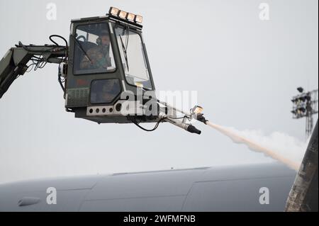 Le sergent-maître Michael McCrady, chef d'équipe du 157th Maintenance Group, déloge un KC-46 Pegasus le 31 janvier 2024 à la base de la Garde nationale aérienne de Pease, au New Hampshire. Le processus empêche l'accumulation de glace et de neige, qui peut perturber le flux d'air et nuire à un décollage sécuritaire. (Photo de la Garde nationale de l'Air des États-Unis par Tech. Sergent Victoria Nelson) Banque D'Images