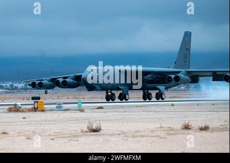 Un B-52H Stratofortress affecté au 96th Bomb Squadron, Barksdale Air Force base, Louisiane, arrive pour Red Flag 24-1 à Nellis Air Force base, Nevada le 22 janvier 2023. Red Flag fournit une formation réaliste au combat pour les équipages aériens dans la sécurité d'un environnement d'entraînement. (Photo de l'US Air Force par l'aviateur de 1e classe Seth Watson) Banque D'Images