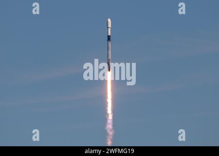 Une fusée Falcon 9 transportant la 20e mission commerciale Resupply Services de Northrop Grumman (NG-20) à destination de la Station spatiale internationale est lancée depuis le complexe de lancement spatial 40 (SLC-40) de la Station spatiale Cape Canaveral, Floride, le 30 janvier 2024. Il s'agissait du dixième vol du propulseur d'appoint du premier étage soutenant cette mission, qui avait déjà lancé Crew-5, GPS III Space Vehicle 06, Inmarsat I6-F2, CRS-28, Intelsat G-37, et quatre missions Starlink Photo Space Force de Joshua Conti) Banque D'Images