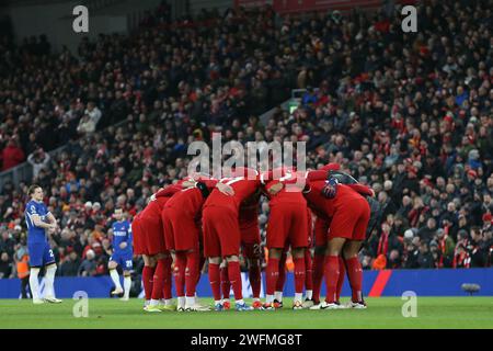 Liverpool, Royaume-Uni. 31 janvier 2024. L'équipe des joueurs de Liverpool se blottit avant le k/O. Match de Premier League, Liverpool contre Chelsea à Anfield à Liverpool le mercredi 31 janvier 2024. Cette image ne peut être utilisée qu'à des fins éditoriales. Usage éditorial uniquement. photo de Chris Stading/Andrew Orchard photographie sportive/Alamy Live News crédit : Andrew Orchard photographie sportive/Alamy Live News Banque D'Images