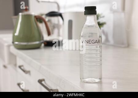 Nettoyage de la bouilloire électrique. Bouteille de vinaigre sur le comptoir dans la cuisine Banque D'Images