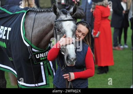 Course 6 3h la course Unibet Hurdle Race (The International Hurdle Race) vainqueur de la course Lossiemouth monté par Paul Townend dans l'enceinte des vainqueurs Horse r Banque D'Images