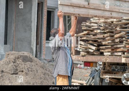 Les ouvriers asiatiques de la construction font leurs travaux le matin. Construction de maisons résidentielles. Banque D'Images