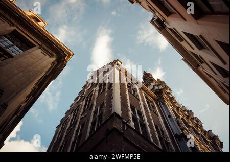 Vue panoramique à l'arrière du musée de la ville de Bruxelles. Ancien bâtiment en briques sur la rue étroite Rue des Harengs (Haringstraat) dans la vieille ville. Banque D'Images