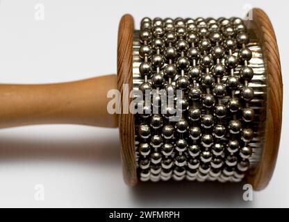 Vintage Cabasa musical instrument perles Shaker en bois métal sur fond blanc Banque D'Images