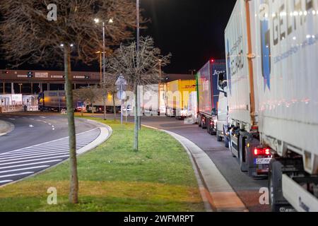 Cologne, Allemagne. 31 janvier 2024. Une longue file d'attente de camions et de véhicules de transport s'est formée devant l'entrée des marchandises à l'aéroport. La grève d'avertissement annoncée par le personnel de sécurité dans les principaux aéroports allemands a commencé. Crédit : Thomas Banneyer/dpa/Alamy Live News Banque D'Images