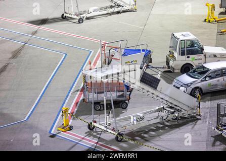 Cologne, Allemagne. 31 janvier 2024. Passerelles sur l'aire de trafic de l'aéroport. La grève d'avertissement annoncée par le personnel de sécurité dans les principaux aéroports allemands a commencé. Crédit : Thomas Banneyer/dpa/Alamy Live News Banque D'Images