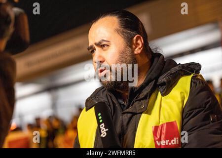 Cologne, Allemagne. 31 janvier 2024. Özay Tarim, secrétaire syndical de Verdi, prend la parole pendant une grève. La grève d'avertissement annoncée par le personnel de sécurité dans les principaux aéroports allemands a commencé. Crédit : Thomas Banneyer/dpa/Alamy Live News Banque D'Images