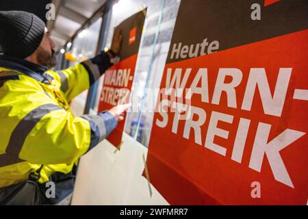 Cologne, Allemagne. 31 janvier 2024. Les grévistes collent des affiches avec les mots « Avertissement de grève aujourd'hui » sur une fenêtre à l'entrée du personnel. La grève d'avertissement annoncée par le personnel de sécurité dans les principaux aéroports allemands a commencé. Crédit : Thomas Banneyer/dpa/Alamy Live News Banque D'Images