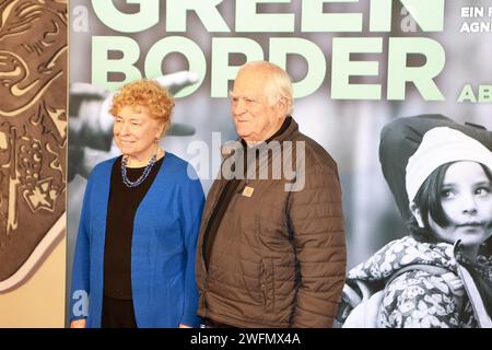 30 janvier 2024, Berlin, Berlin District de Charlottenbur, Allemagne : Berlin : la photo montre Gesine Schwan, politicien, et Peter Eigen avant la première berlinoise de ''FRONTIÈRE VERTE'' sur le tapis rouge devant le Delphi Filmpalast. (Image de crédit : © Simone Kuhlmey/Pacific Press via ZUMA Press Wire) USAGE ÉDITORIAL SEULEMENT! Non destiné à UN USAGE commercial ! Banque D'Images