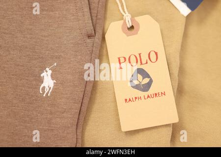 Leiden, pays-Bas - 6 décembre 2023 : Polo Ralph Lauren étiquette sur le vêtement, vue de dessus Banque D'Images