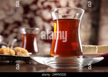 Thé turc traditionnel en verre sur table en bois, gros plan. Espace pour le texte Banque D'Images