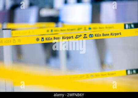 Symbolbild, Themenbild, Mottobild - Flugstreik am Flughafen Köln aéroport de Bonn. Der Gewerkschaft Ver.di Streik des Sicherheitspersonals Hat an den deutschen Flughäfen begonnen. Zahlreiche Flüge wurden gestrichen. 31.01.2024 Köln Wahn NRW Deutschland *** symbole image, thème image, devise image grève des vols à Cologne Bonn aéroport la grève syndicale Ver di du personnel de sécurité a commencé dans les aéroports allemands de nombreux vols ont été annulés 31 01 2024 Cologne Wahn NRW Allemagne Banque D'Images