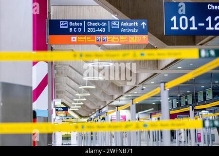 Symbolbild, Themenbild, Mottobild - Flugstreik am Flughafen Köln aéroport de Bonn. Der Gewerkschaft Ver.di Streik des Sicherheitspersonals Hat an den deutschen Flughäfen begonnen. Zahlreiche Flüge wurden gestrichen. 31.01.2024 Köln Wahn NRW Deutschland *** symbole image, thème image, devise image grève des vols à Cologne Bonn aéroport la grève syndicale Ver di du personnel de sécurité a commencé dans les aéroports allemands de nombreux vols ont été annulés 31 01 2024 Cologne Wahn NRW Allemagne Banque D'Images