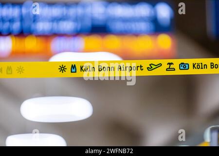 Symbolbild, Themenbild, Mottobild - Flugstreik am Flughafen Köln aéroport de Bonn. Der Gewerkschaft Ver.di Streik des Sicherheitspersonals Hat an den deutschen Flughäfen begonnen. Zahlreiche Flüge wurden gestrichen. 31.01.2024 Köln Wahn NRW Deutschland *** symbole image, thème image, devise image grève des vols à Cologne Bonn aéroport la grève syndicale Ver di du personnel de sécurité a commencé dans les aéroports allemands de nombreux vols ont été annulés 31 01 2024 Cologne Wahn NRW Allemagne Banque D'Images