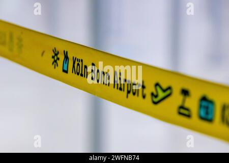 Symbolbild, Themenbild, Mottobild - Flugstreik am Flughafen Köln aéroport de Bonn. Der Gewerkschaft Ver.di Streik des Sicherheitspersonals Hat an den deutschen Flughäfen begonnen. Zahlreiche Flüge wurden gestrichen. 31.01.2024 Köln Wahn NRW Deutschland *** symbole image, thème image, devise image grève des vols à Cologne Bonn aéroport la grève syndicale Ver di du personnel de sécurité a commencé dans les aéroports allemands de nombreux vols ont été annulés 31 01 2024 Cologne Wahn NRW Allemagne Banque D'Images