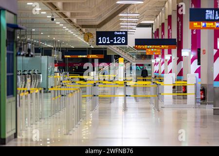 Symbolbild, Themenbild, Mottobild - Flugstreik am Flughafen Köln aéroport de Bonn. Der Gewerkschaft Ver.di Streik des Sicherheitspersonals Hat an den deutschen Flughäfen begonnen. Zahlreiche Flüge wurden gestrichen. 31.01.2024 Köln Wahn NRW Deutschland *** symbole image, thème image, devise image grève des vols à Cologne Bonn aéroport la grève syndicale Ver di du personnel de sécurité a commencé dans les aéroports allemands de nombreux vols ont été annulés 31 01 2024 Cologne Wahn NRW Allemagne Banque D'Images