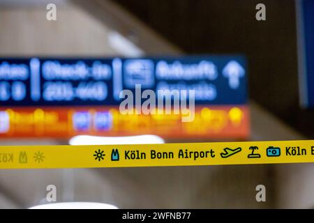 Symbolbild, Themenbild, Mottobild - Flugstreik am Flughafen Köln aéroport de Bonn. Der Gewerkschaft Ver.di Streik des Sicherheitspersonals Hat an den deutschen Flughäfen begonnen. Zahlreiche Flüge wurden gestrichen. 31.01.2024 Köln Wahn NRW Deutschland *** symbole image, thème image, devise image grève des vols à Cologne Bonn aéroport la grève syndicale Ver di du personnel de sécurité a commencé dans les aéroports allemands de nombreux vols ont été annulés 31 01 2024 Cologne Wahn NRW Allemagne Banque D'Images