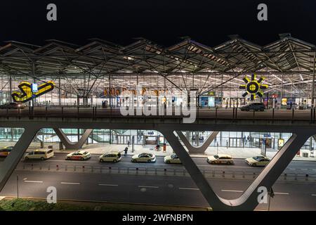 Symbolbild, Themenbild, Mottobild - Flugstreik am Flughafen Köln aéroport de Bonn. Der Gewerkschaft Ver.di Streik des Sicherheitspersonals Hat an den deutschen Flughäfen begonnen. Zahlreiche Flüge wurden gestrichen. 31.01.2024 Köln Wahn NRW Deutschland *** symbole image, thème image, devise image grève des vols à Cologne Bonn aéroport la grève syndicale Ver di du personnel de sécurité a commencé dans les aéroports allemands de nombreux vols ont été annulés 31 01 2024 Cologne Wahn NRW Allemagne Banque D'Images