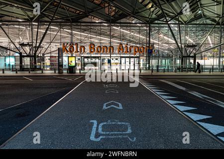 Symbolbild, Themenbild, Mottobild - Flugstreik am Flughafen Köln aéroport de Bonn. Der Gewerkschaft Ver.di Streik des Sicherheitspersonals Hat an den deutschen Flughäfen begonnen. Zahlreiche Flüge wurden gestrichen. 31.01.2024 Köln Wahn NRW Deutschland *** symbole image, thème image, devise image grève des vols à Cologne Bonn aéroport la grève syndicale Ver di du personnel de sécurité a commencé dans les aéroports allemands de nombreux vols ont été annulés 31 01 2024 Cologne Wahn NRW Allemagne Banque D'Images