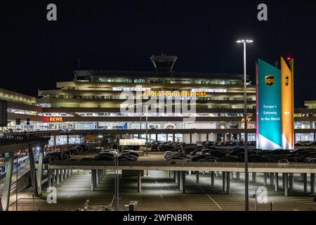 Symbolbild, Themenbild, Mottobild - Flugstreik am Flughafen Köln aéroport de Bonn. Der Gewerkschaft Ver.di Streik des Sicherheitspersonals Hat an den deutschen Flughäfen begonnen. Zahlreiche Flüge wurden gestrichen. 31.01.2024 Köln Wahn NRW Deutschland *** symbole image, thème image, devise image grève des vols à Cologne Bonn aéroport la grève syndicale Ver di du personnel de sécurité a commencé dans les aéroports allemands de nombreux vols ont été annulés 31 01 2024 Cologne Wahn NRW Allemagne Banque D'Images