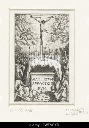 Tirage titre pour la série imprimée 'de Kleine Apostelen' (le martyre des apôtres), Jacques Callot, 1632 - 1634 tirage le Christ croisé au milieu de la musique - faire des anges et des apôtres. Ces derniers portent chacun un attribut qui rappelle leur mort martyre. Cette estampe est la page de titre d'une série de 15 estampes des tortures que les apôtres ont subies. Nancy papier gravure crucifié Christ avec d'autres personnes. anges. les douze apôtres (en tant que groupe), généralement avec des livres ou des rouleaux (pas dans le contexte biblique) Banque D'Images