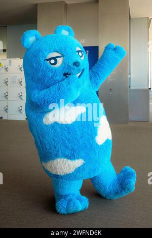 Osaka, Japon - avril 9 2023 : Abénobea est la mascotte de l'Observatoire Abeno Harukas dans le bâtiment Abeno Harukas Banque D'Images