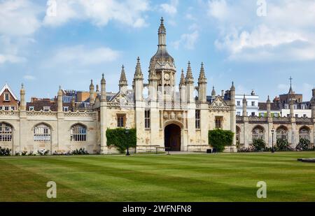 Gatehouse contenant la loge des porteurs sur Kings Parade vu de la cour de devant couverte de pelouse verte. Université de Cambridge. Royaume-Uni Banque D'Images