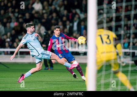 Barcelone, Espagne. 31 janvier 2024. Joao Cancelo (C) de Barcelone passe le ballon lors d’un match de football de championnat espagnol (la Liga) entre le FC Barcelone et le CA Osasuna à Barcelone, Espagne, le 31 janvier 2024. Crédit : Joan Gosa/Xinhua/Alamy Live News Banque D'Images