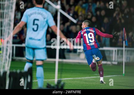 Barcelone, Espagne. 31 janvier 2024. Vitor Roque (R) de Barcelone célèbre son but lors d’un match de football de championnat espagnol (la Liga) entre le FC Barcelone et le CA Osasuna à Barcelone, Espagne, le 31 janvier 2024. Crédit : Joan Gosa/Xinhua/Alamy Live News Banque D'Images