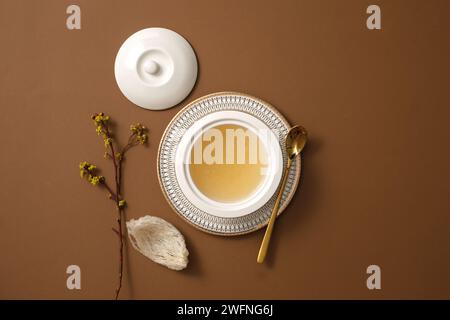 Un bol avec de la soupe de nid d’oiseau à l’intérieur placé sur une assiette et un nid d’oiseau comestible à côté. Espace vide pour ajouter du texte ou un produit. Le nid d’oiseau est très nous Banque D'Images