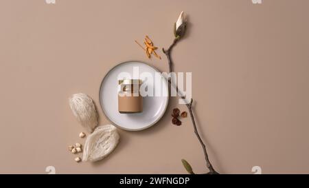 Un pot d’étiquette vide placé sur un plat blanc, un nid d’oiseau comestible, des graines de lotus, du cordyceps et du jujube mis autour. Maquette de produit. Bird’s Nest est unique Banque D'Images