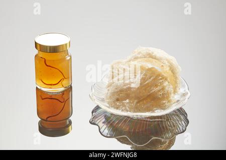 Un bocal transparent en verre contenant une soupe de nid d’oiseau avec cordyceps présenté avec un plat de nid d’oiseau comestible. Pot d'étiquette vide pour la maquette de marque Banque D'Images