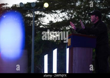 San Luis Talpa, Salvador. 31 janvier 2024. Le ministre salvadorien de la sécurité Gustavo Villatoro s'exprime lors d'un événement pour déployer 100 nouveaux véhicules dans la police nationale 4 jours avant les élections présidentielles. Crédit : SOPA Images Limited/Alamy Live News Banque D'Images