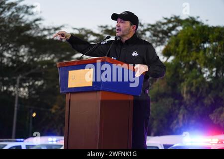 San Luis Talpa, Salvador. 31 janvier 2024. Le ministre salvadorien de la sécurité Gustavo Villatoro s'exprime lors d'un événement pour déployer 100 nouveaux véhicules dans la police nationale 4 jours avant les élections présidentielles. Crédit : SOPA Images Limited/Alamy Live News Banque D'Images