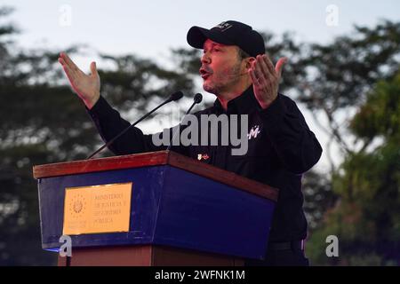 San Luis Talpa, Salvador. 31 janvier 2024. Le ministre salvadorien de la sécurité Gustavo Villatoro s'exprime lors d'un événement pour déployer 100 nouveaux véhicules dans la police nationale 4 jours avant les élections présidentielles. Crédit : SOPA Images Limited/Alamy Live News Banque D'Images