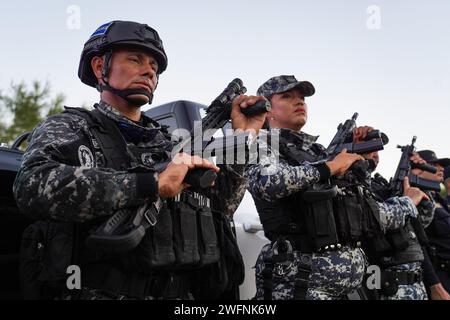 San Luis Talpa, Salvador. 31 janvier 2024. Des policiers montent la garde lors d'une manifestation visant à déployer 100 nouveaux véhicules dans la Force de police nationale 4 jours avant les élections présidentielles. (Photo Camilo Freedman/SOPA Images/Sipa USA) crédit : SIPA USA/Alamy Live News Banque D'Images