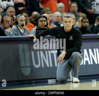 Charlottesville, Virginie, États-Unis. 31 janvier 2024. Tony Bennett, entraîneur-chef des cavaliers de Virginie, lors d'un match de basket-ball masculin de la NCAA entre les Fighting Irish de notre Dame et les cavaliers de l'Université de Virginie au John Paul Jones Arena de Charlottesville, Virginie. Justin Cooper/CSM/Alamy Live News Banque D'Images