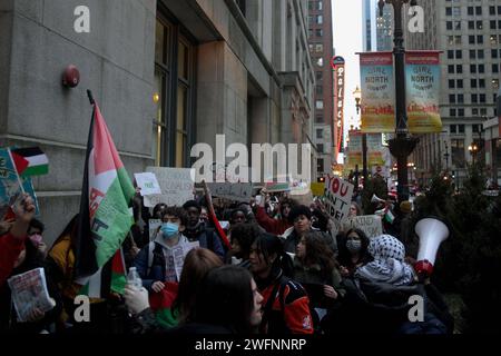 Les adolescents de Chicago marchent pour protester contre la guerre israélo-palestinienne. Banque D'Images