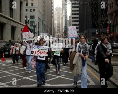 Les adolescents de Chicago marchent pour protester contre la guerre israélo-palestinienne. Banque D'Images